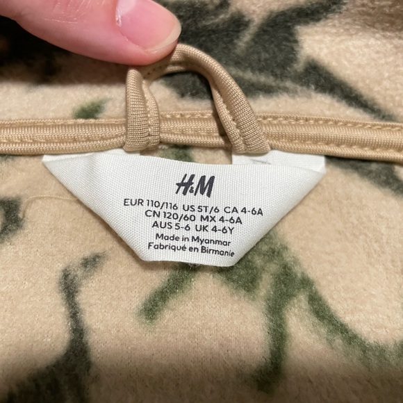 NWOT H&M Kids Fleece Jacket with Dinosaurs Size 5T/6 beige green - Picture 4 of 5